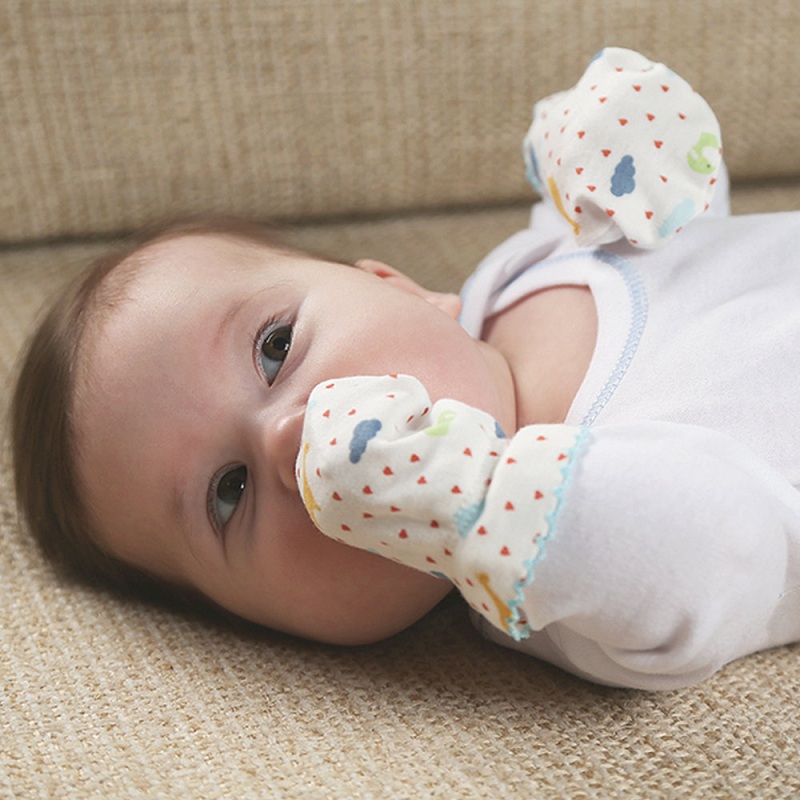 Младенец в рукавичках-царапках