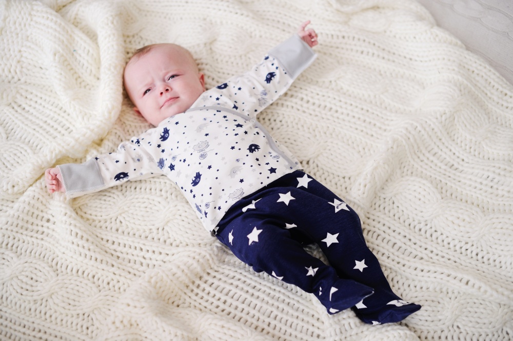 Младенец в ползунках и распашонках