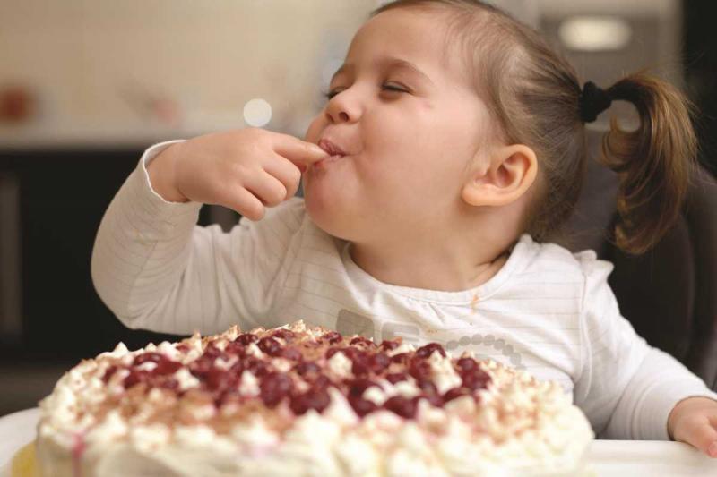 Избыток сладкого, конечно же, вреден для ребёнку, но полностью исключать сладости из рациона не нужно