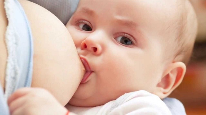 Младенец сосёт грудь