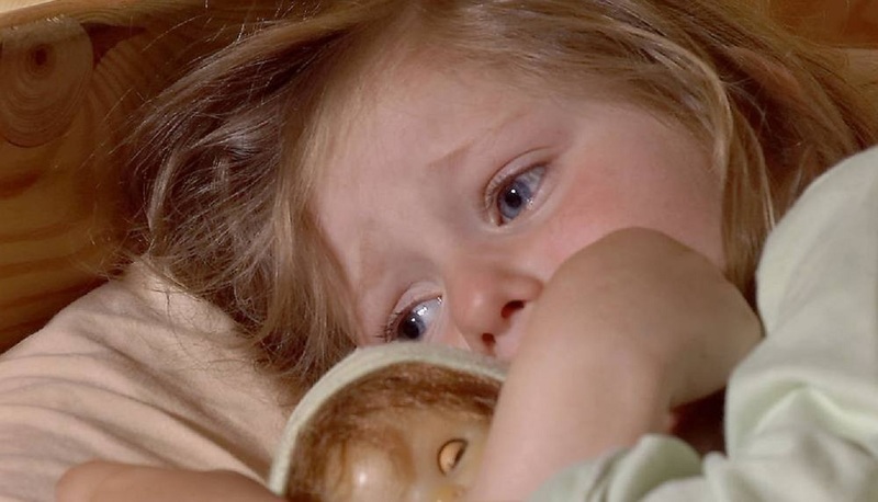 Многие маленькие дети боятся спать одни – это нормально, если не перерастает в патологический страх