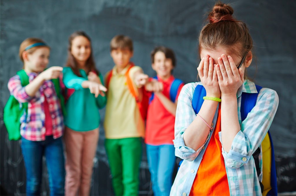 высмеивать ребенка