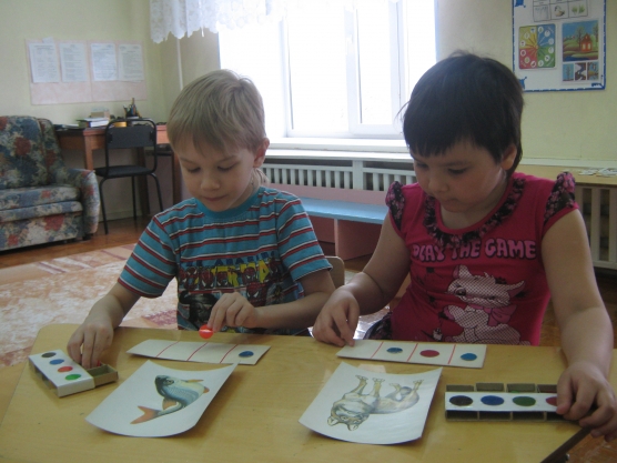 Дети на занятии по обучению грамоте в старшей группе