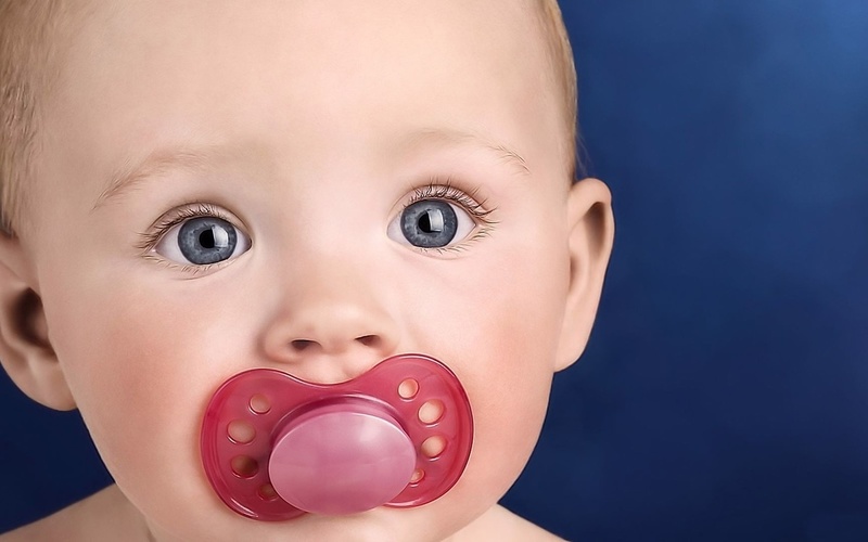 ребёнок с пустышкой