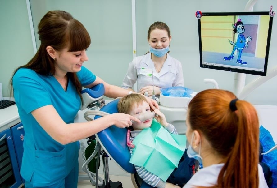 Во время лечения зубов ребёнку в кабинете демонстрируются мультфильмы