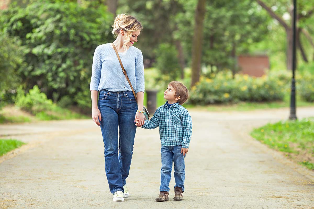 Мама с сыном идут по дороге