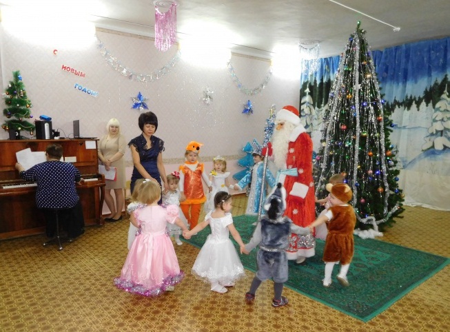 Малыши ясельной группы водят хоровод на новогоднем утренники