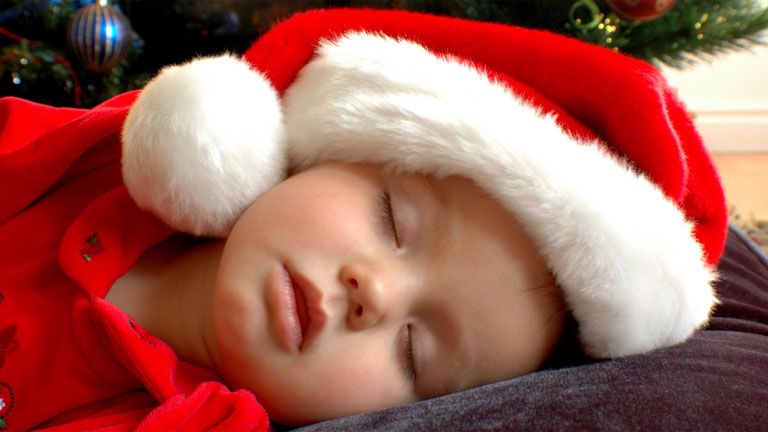 Ребёнок спит под ёлкой