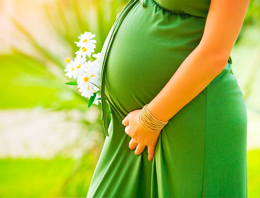 Будущая мама и ромашки