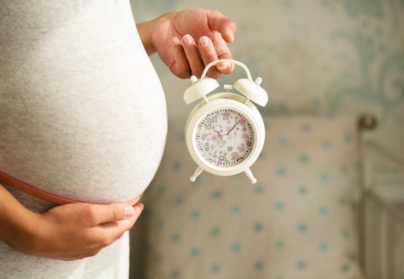 Беременная с часами