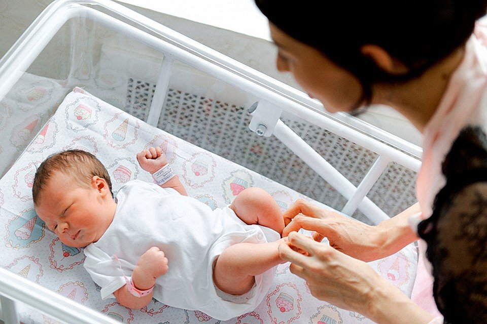 Новорождённый ребёнок с мамой