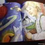 Разворот книги «Приключения Новогодних игрушек», на котором изображён мальчик, держащий в руке ослика
