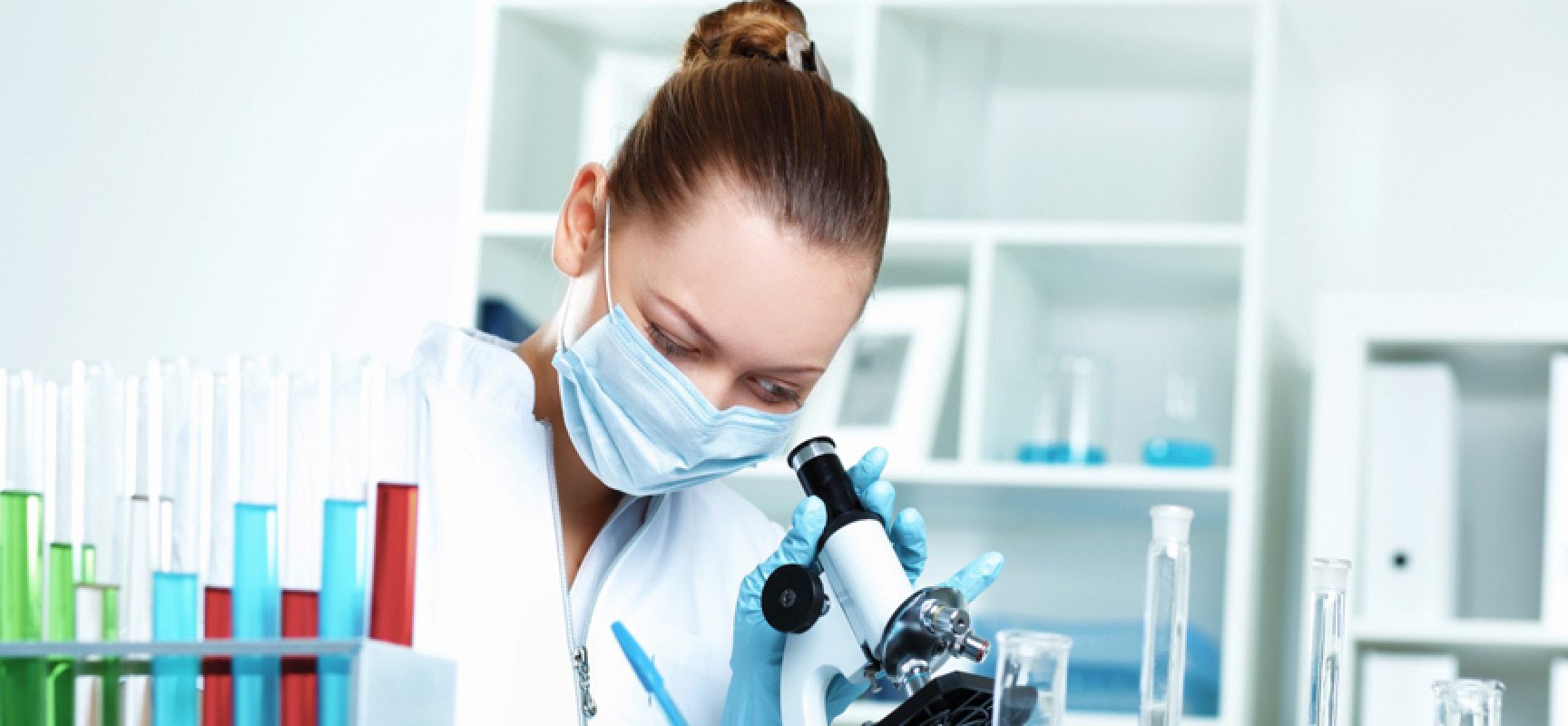 Специалист проводит исследования в лаборатории