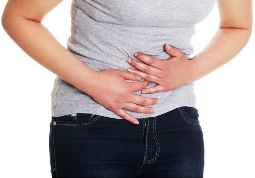 Женщина держится за низ живота
