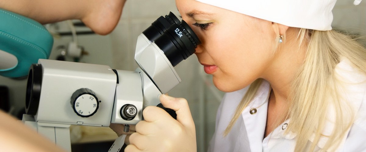 Врач осматривает шейку матки через кольпоскоп