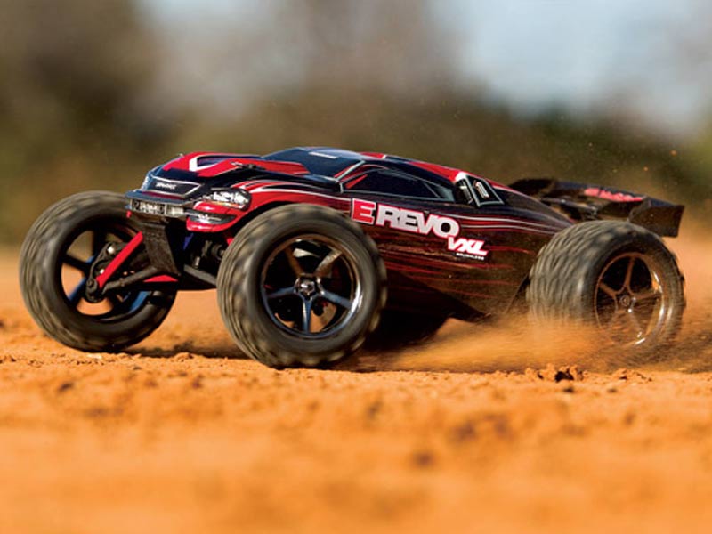 радиоуправляемая машина на песке