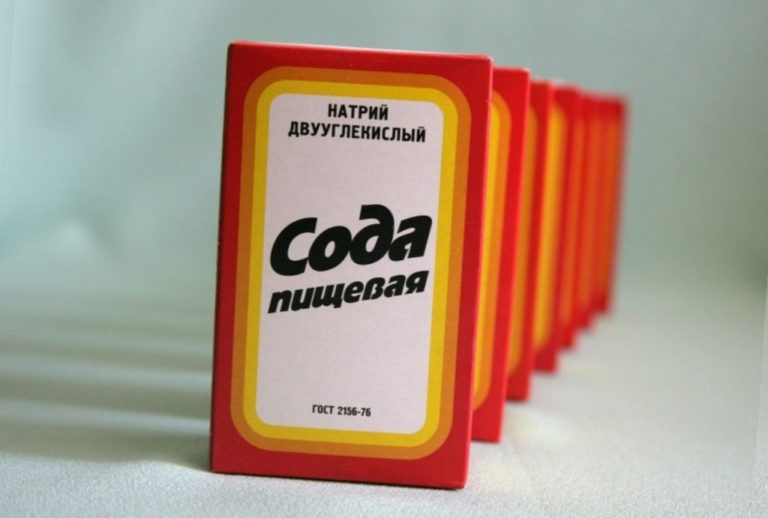 Упаковки соды на столе