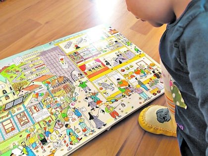 Ребёнок рассматривает виммельбух