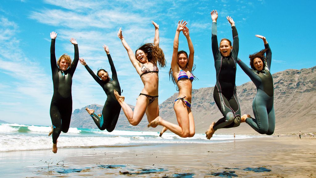 женщины на берегу моря