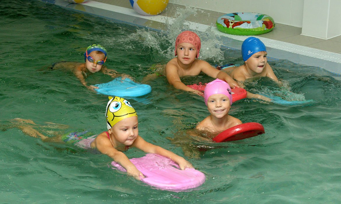 Дети плавают в бассейне