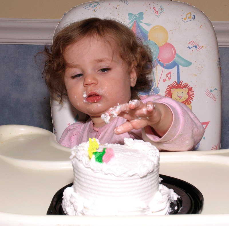 ребенок тянет руку к торту