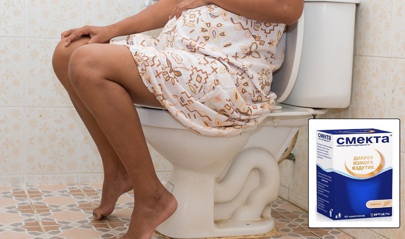 Беременная сидит на унитазе