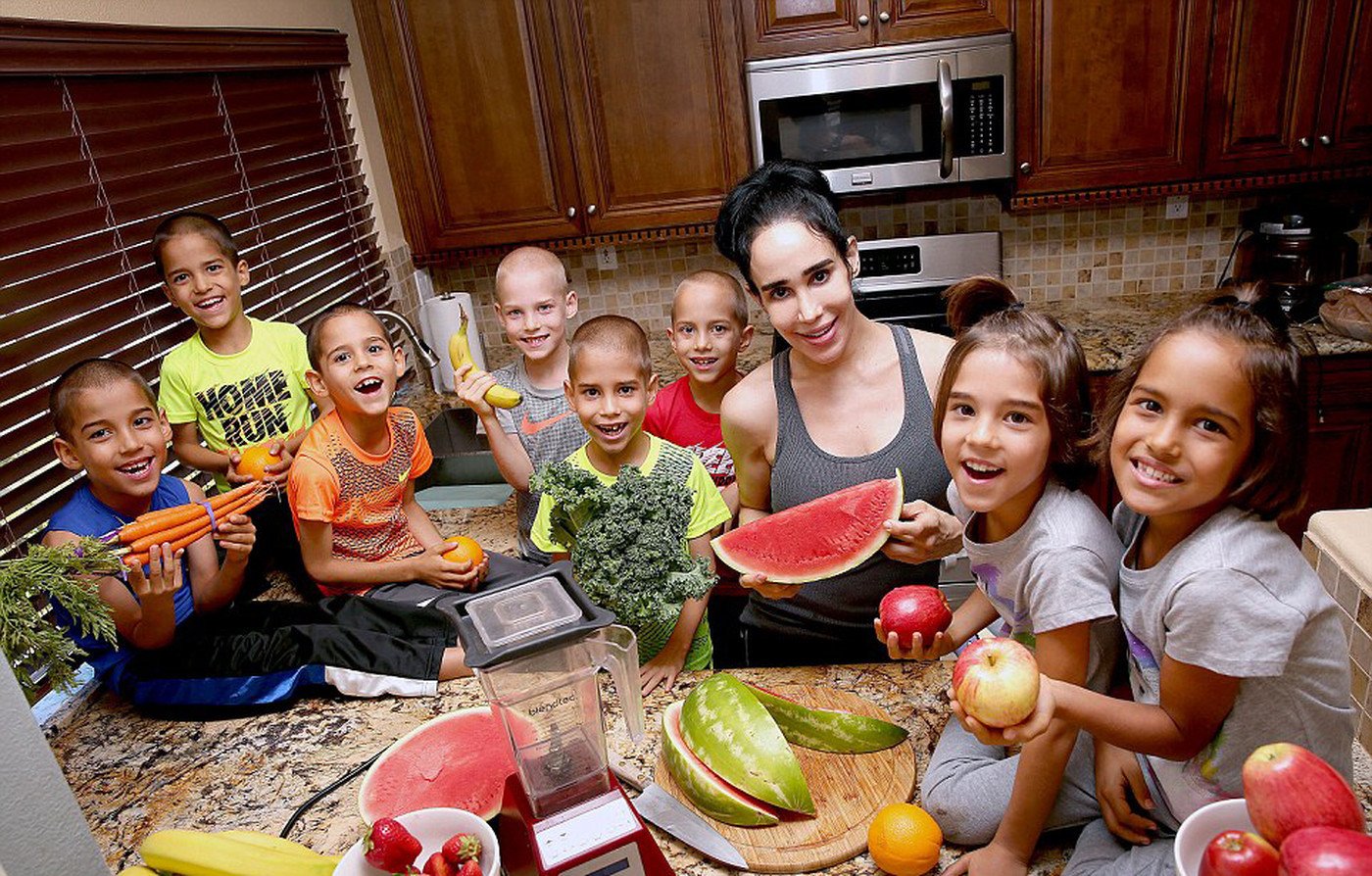 Октомама Надя Сулеман с детьми