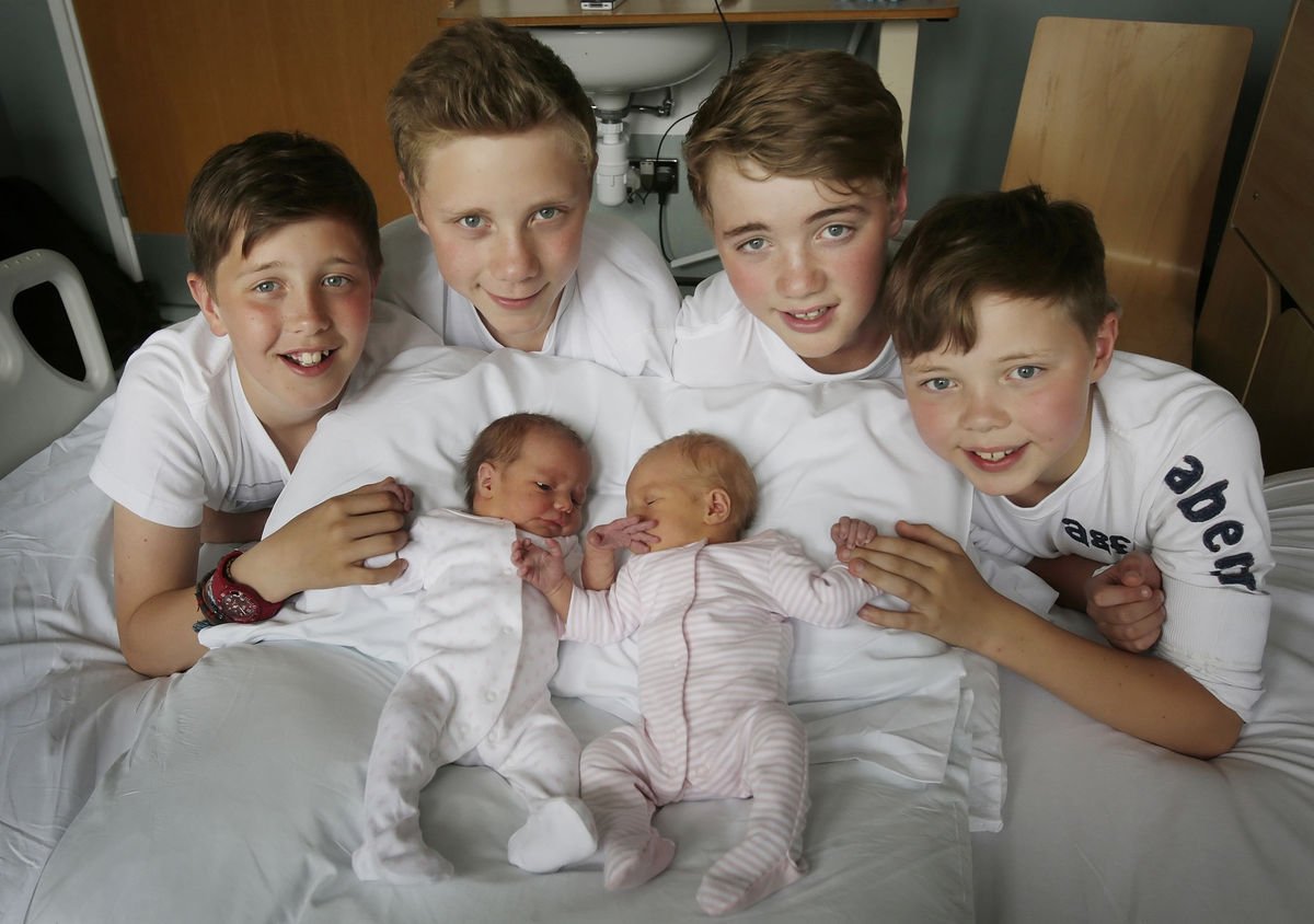 4 старших брата с младшими близнецами