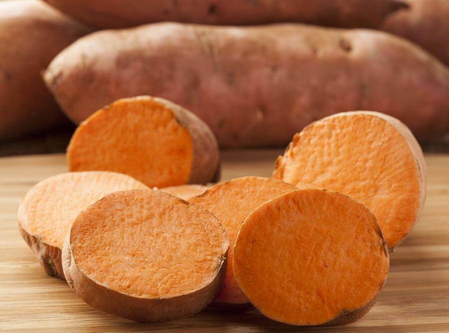 Разрезанный ямс лежит на столе