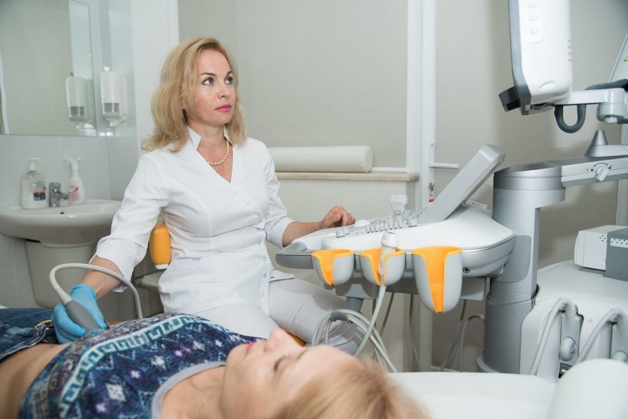 Узист делает фолликулометрию пациентке