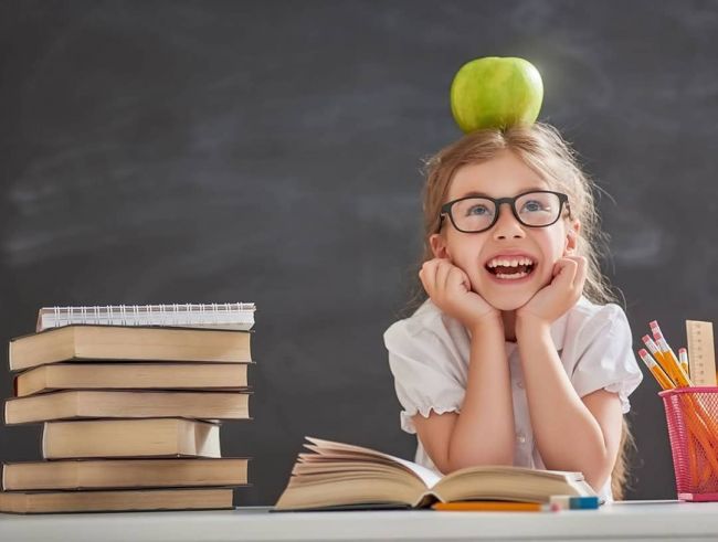 Девочка с яблоком на голове и книги
