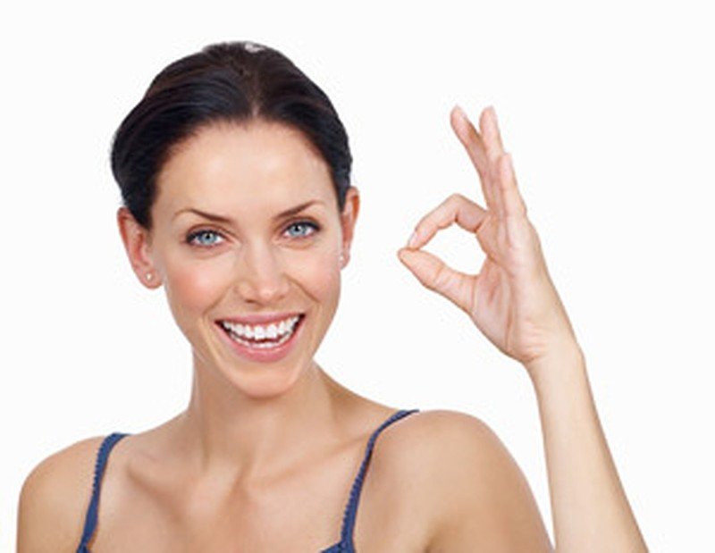 Женщина показывает пальцами ОК