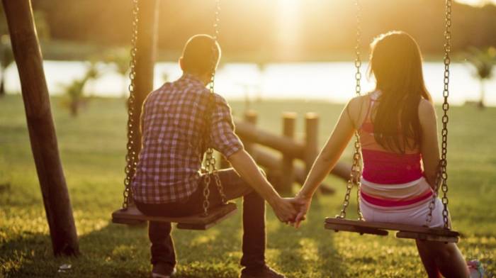 парень и девушка на качелях