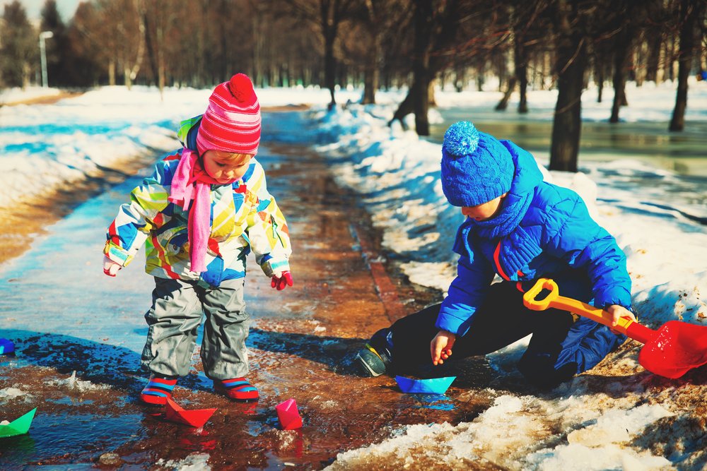 Дети играют на улице