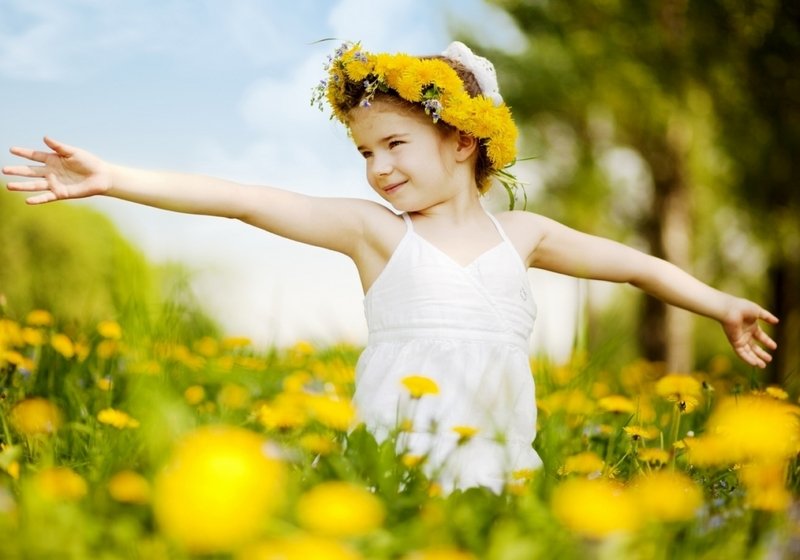 девочка на поляне одуванчиков