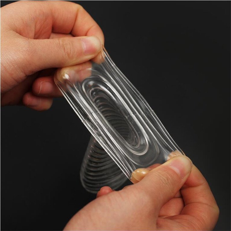 Руки растягивают жёсткий рельефный презерватив