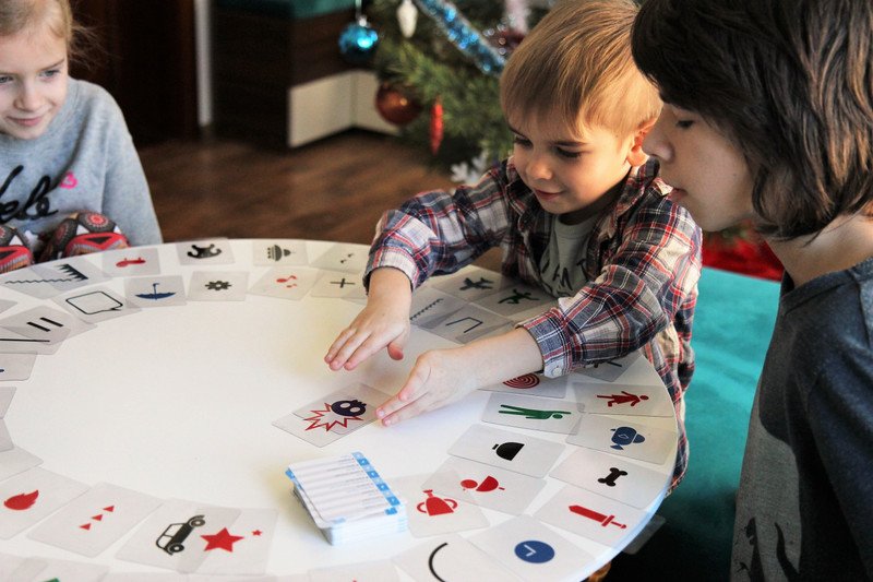 Дети играют в настольные игры