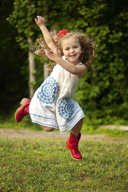 Девочка танцует