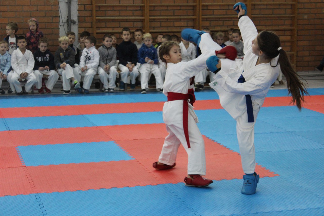 Девочки дерутся на секции