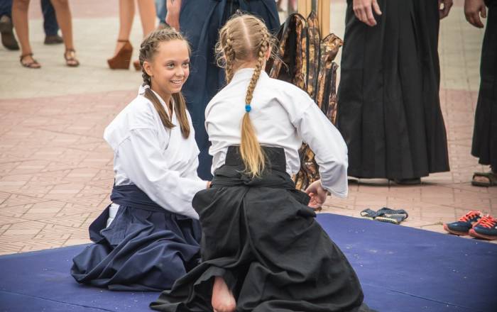 Девочки занимаются айкидо