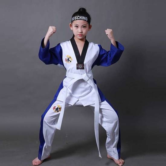 Девочка в форме для тхэквондо