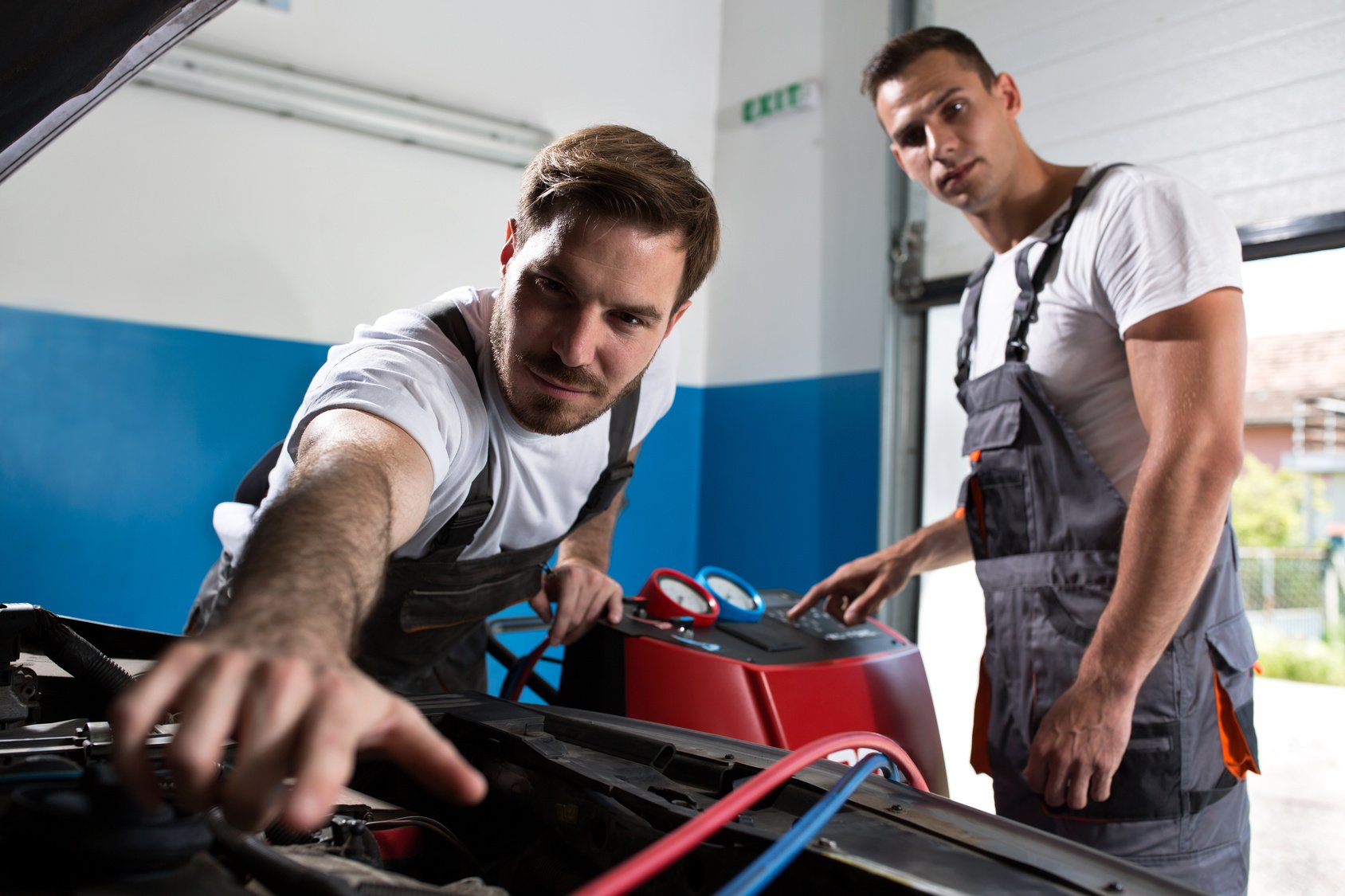 Автослесари за работой