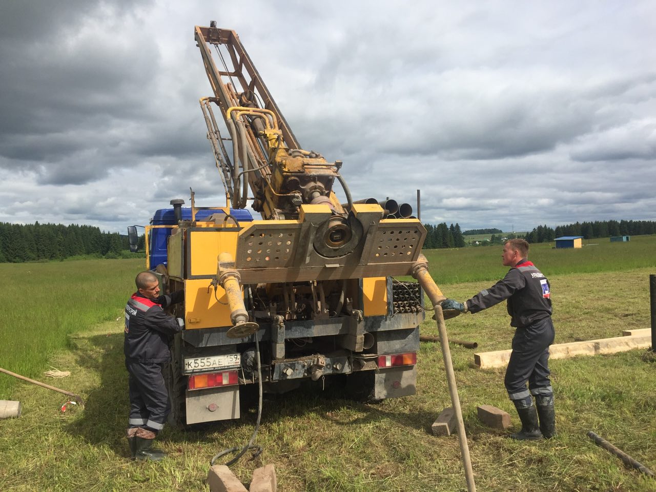 Бурильщики возле буровой установки