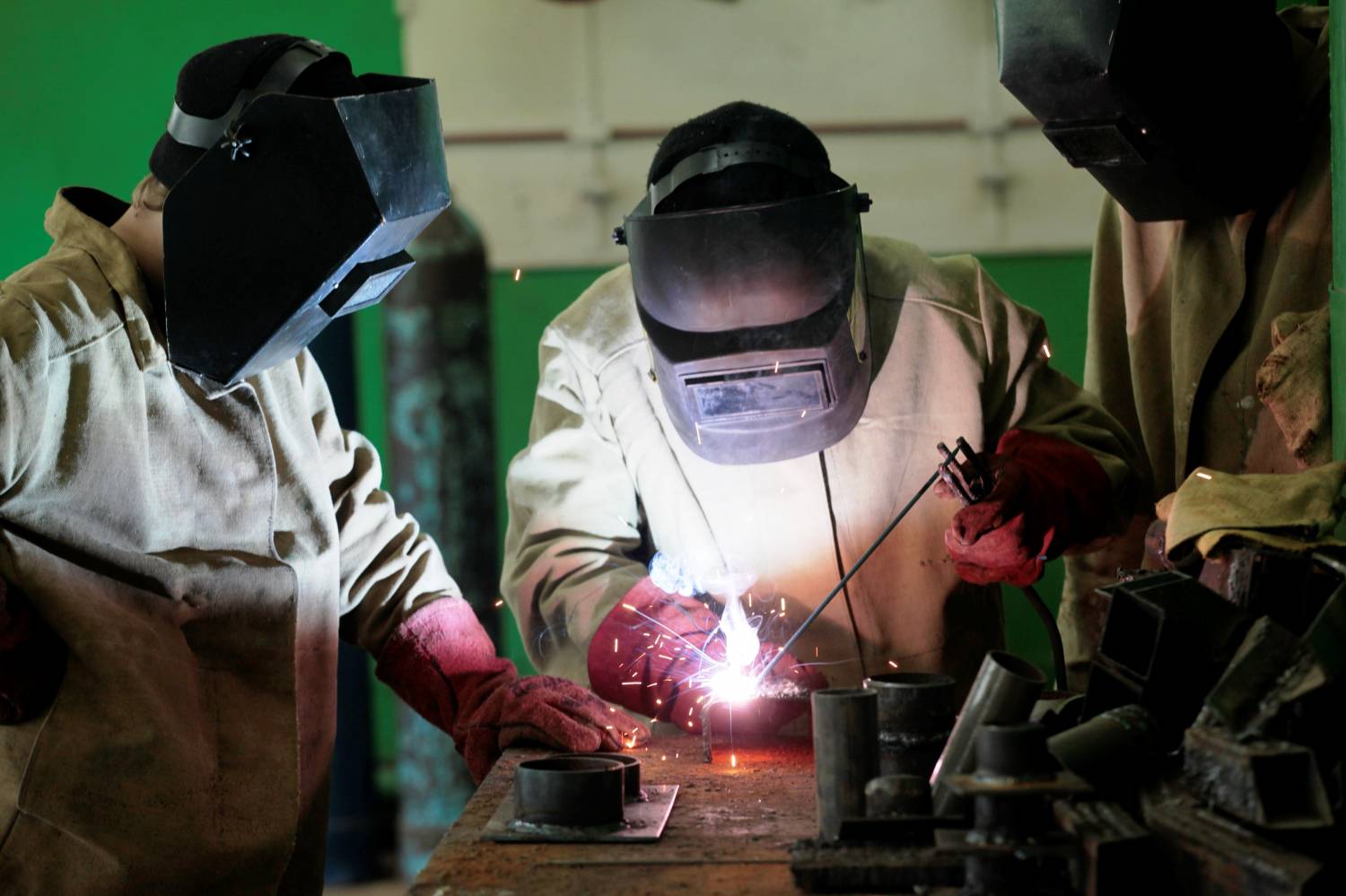 Два сварщика за работой