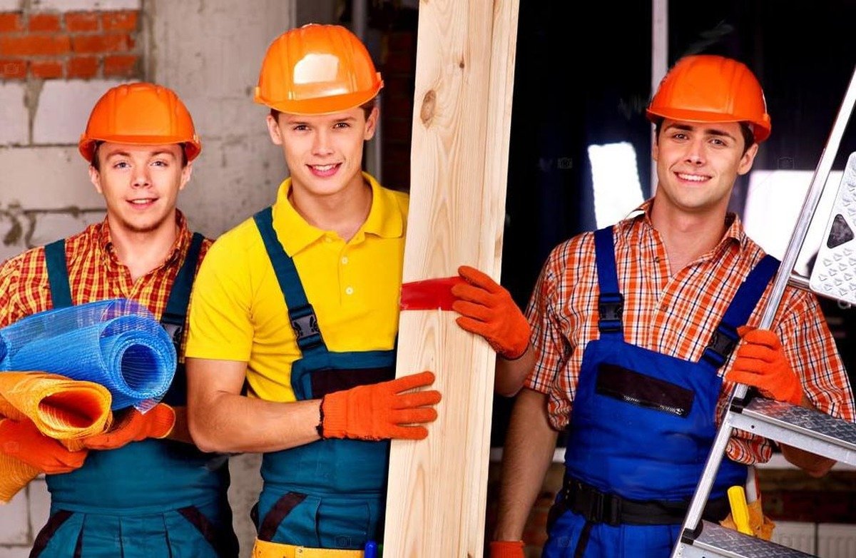 Три подсобных рабочих на стройке