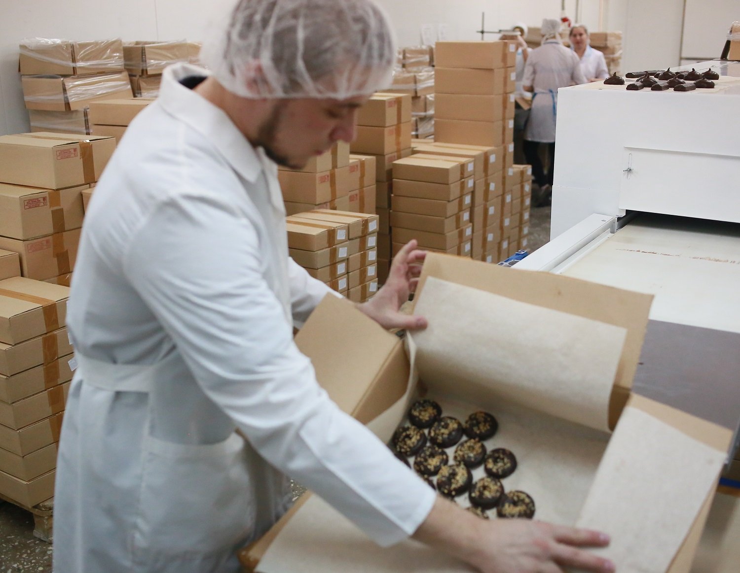 Упаковщик с коробкой печенья