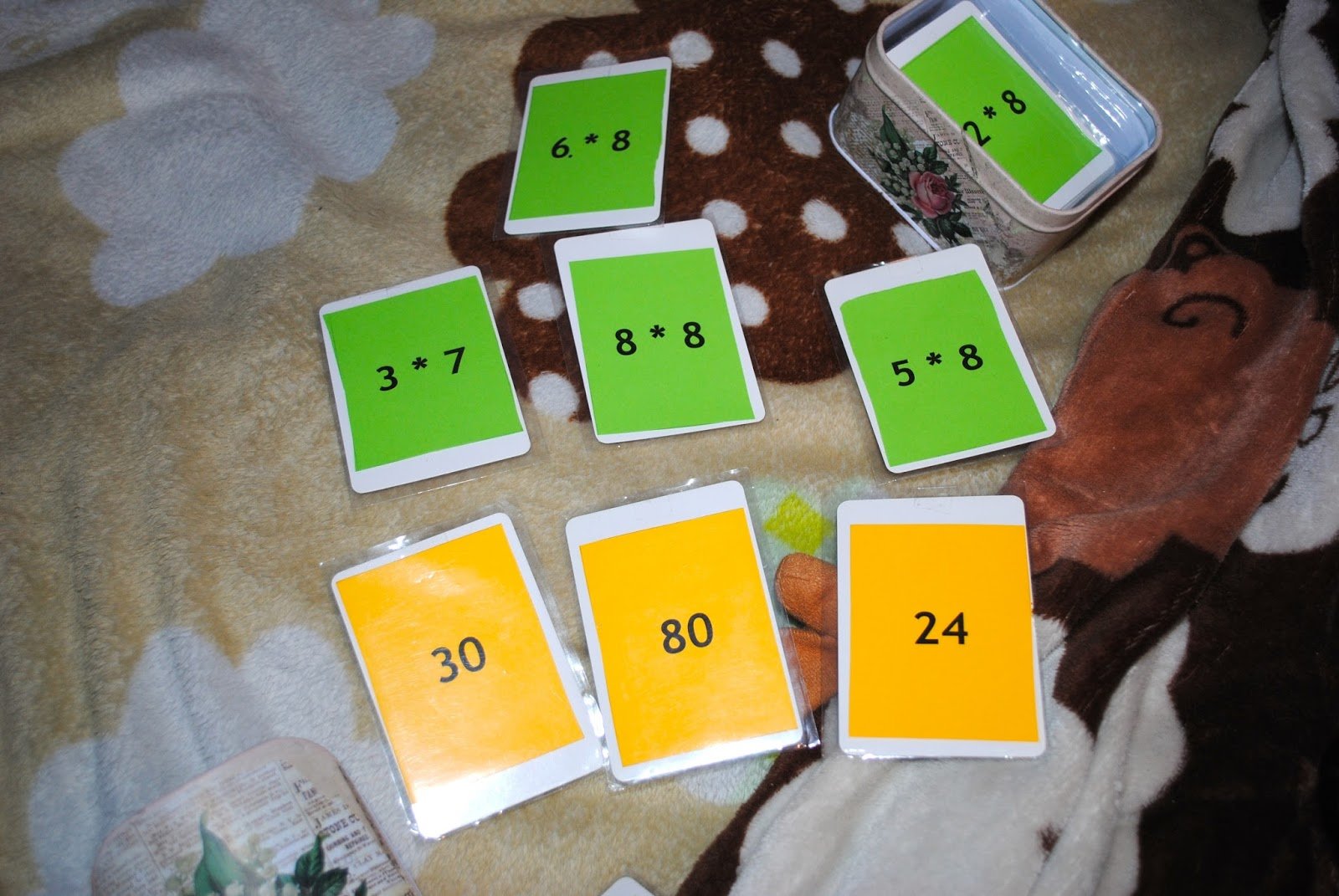 Карточки с выражениями таблицы умножения