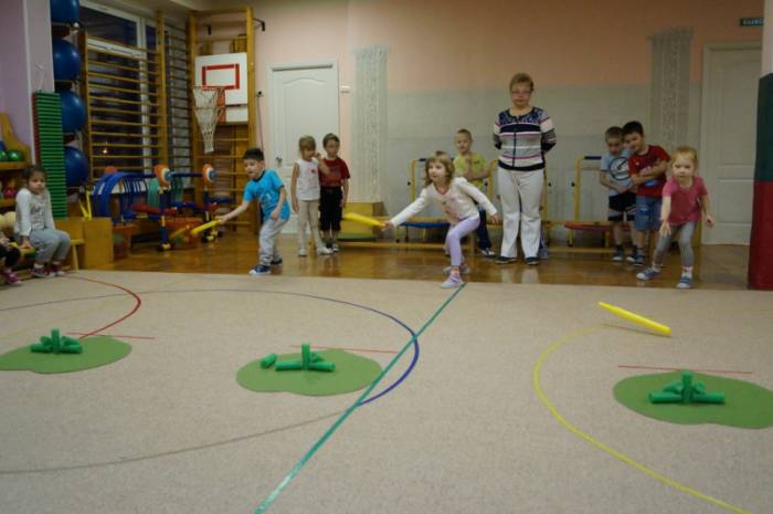 Дети играют в городки