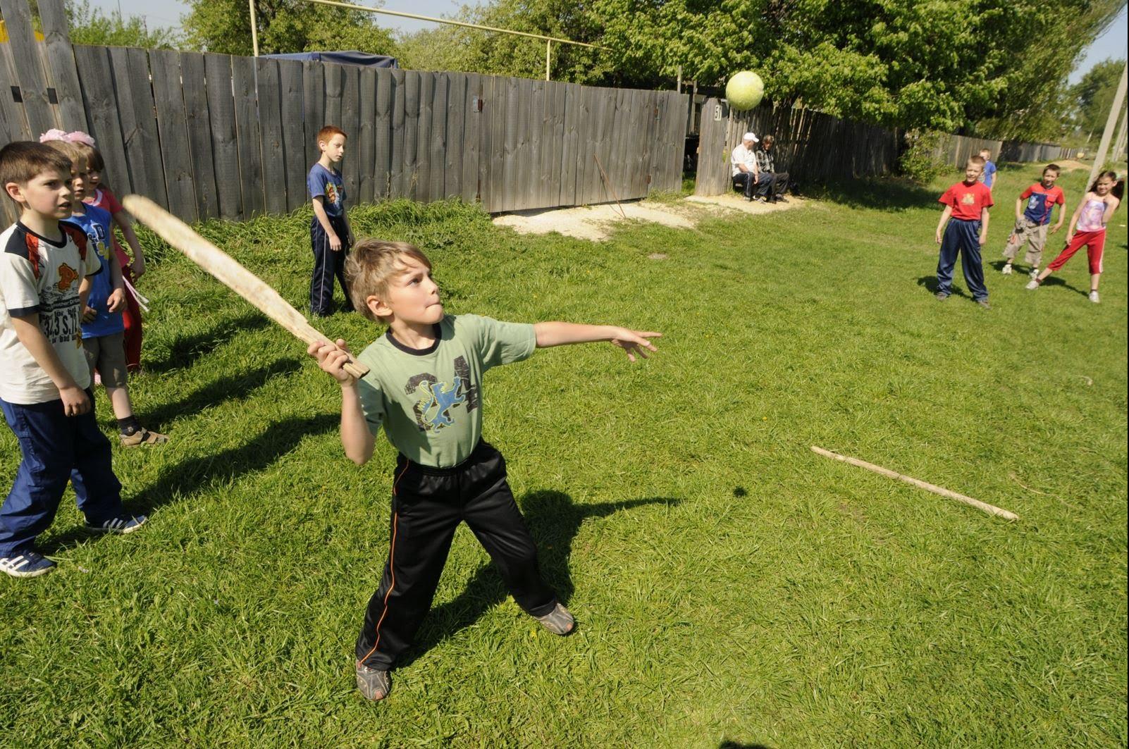 Деревенские дети играют в лапту