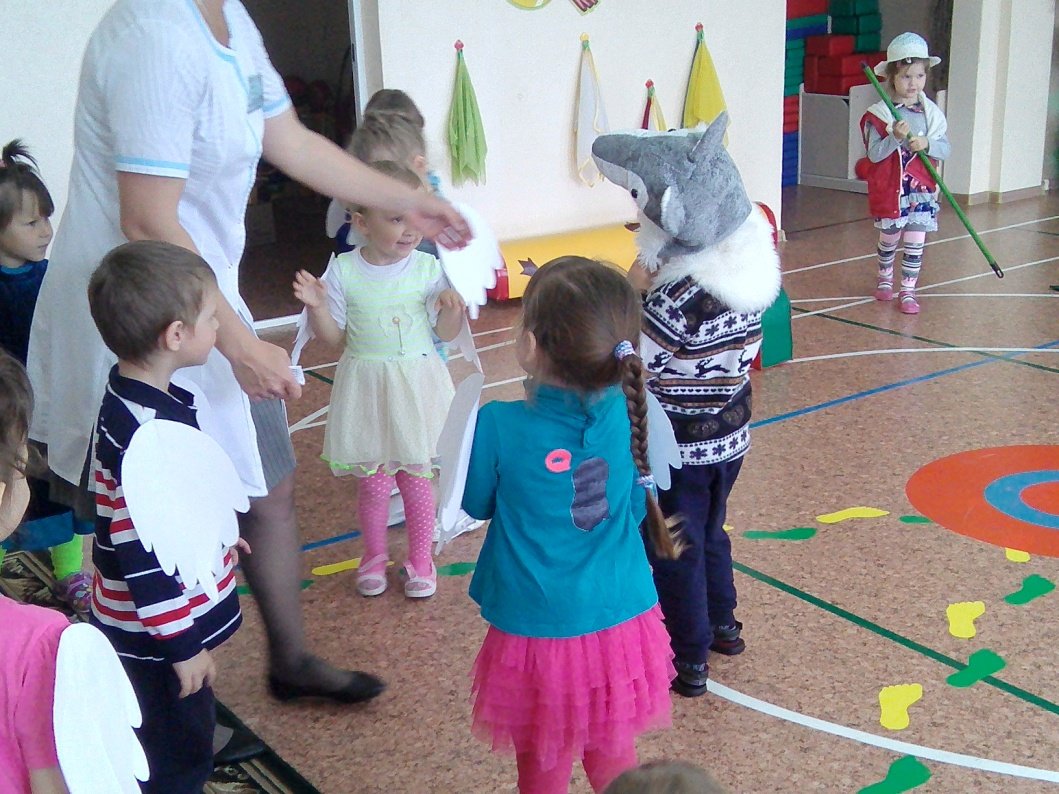 Дети готовятся играть в гуси-лебеди